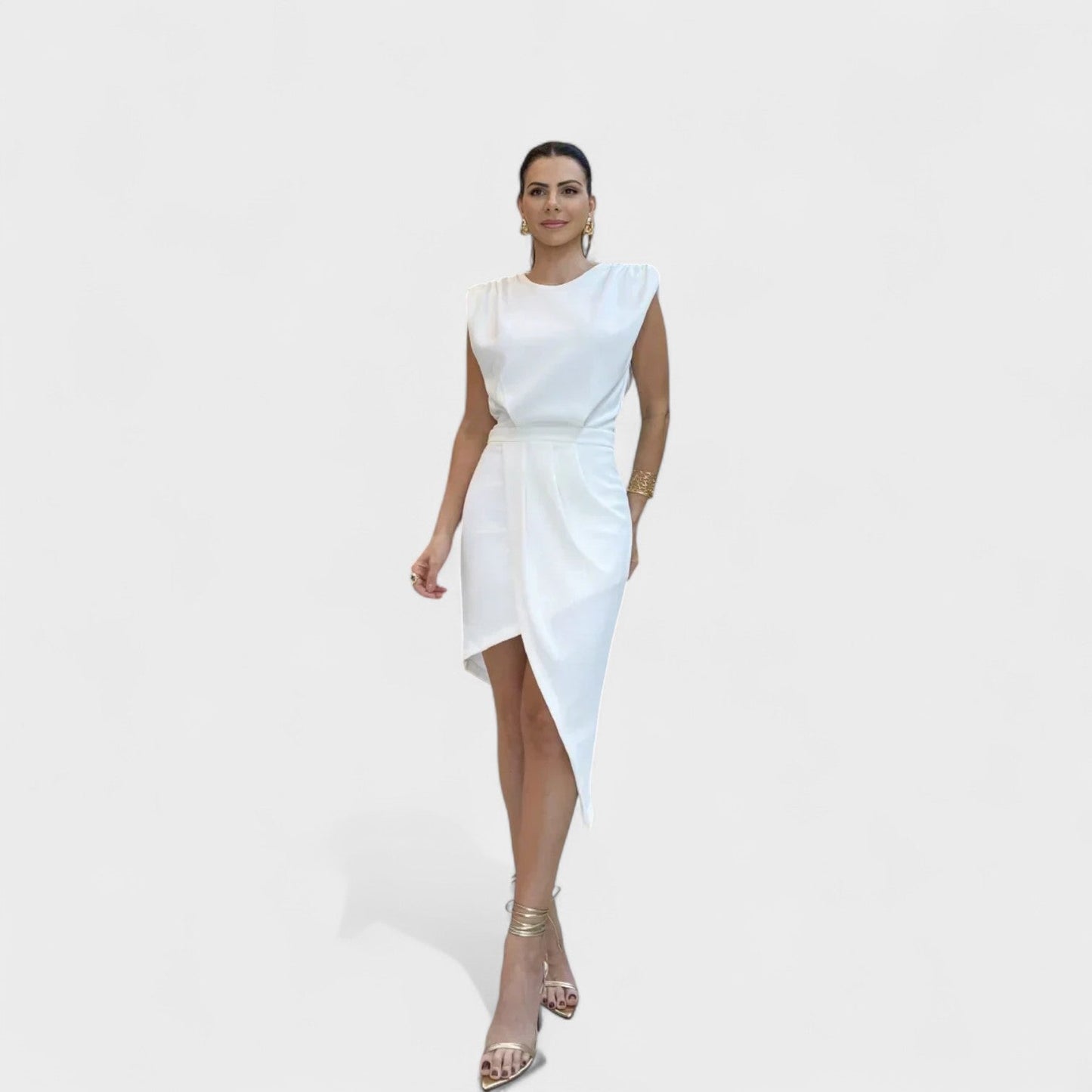 Rita – El vestido asimétrico con espalda descubierta