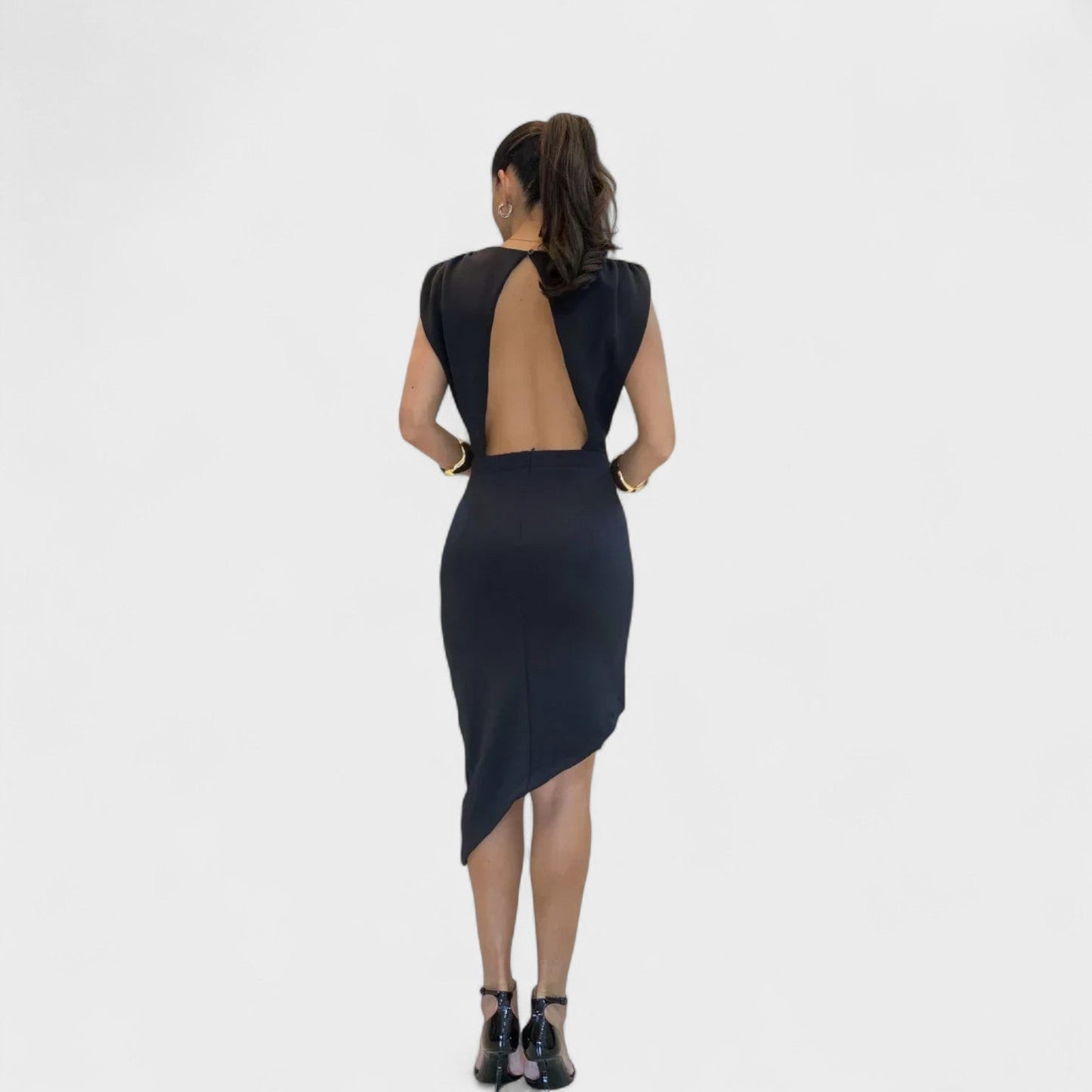 Rita – El vestido asimétrico con espalda descubierta