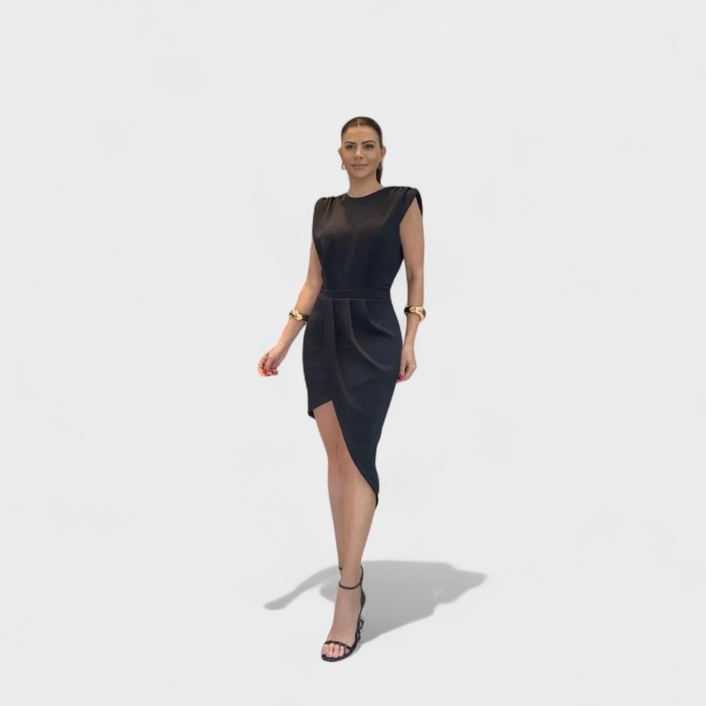 Rita – El vestido asimétrico con espalda descubierta