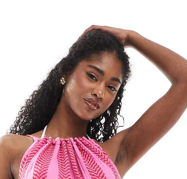 Vestido de playa largo estilo halter para un mira veraniego elegante