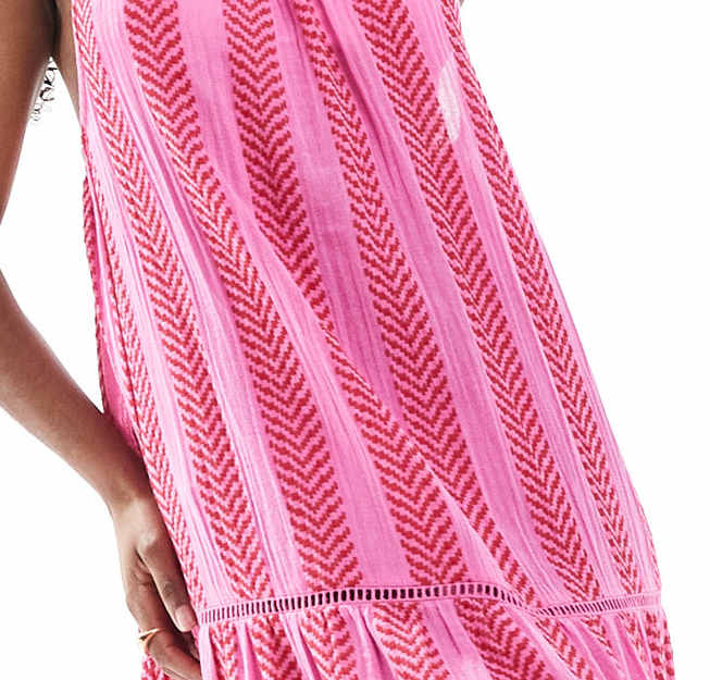 Vestido de playa largo estilo halter para un mira veraniego elegante