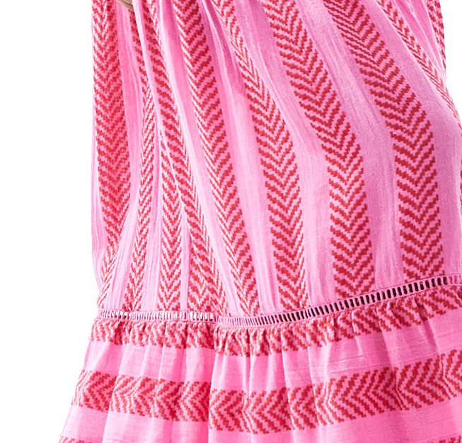 Vestido de playa largo estilo halter para un mira veraniego elegante