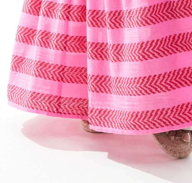 Vestido de playa largo estilo halter para un mira veraniego elegante
