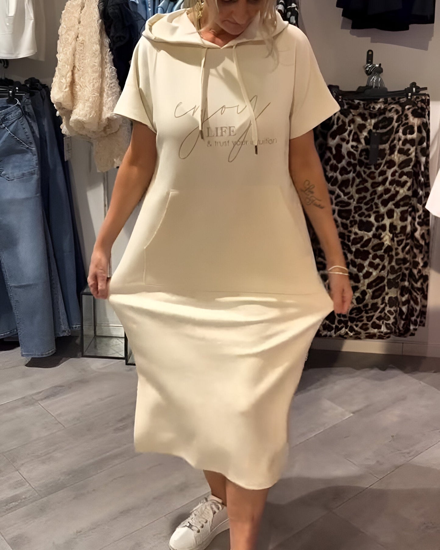 Saskia | Vestido suelto con capucha