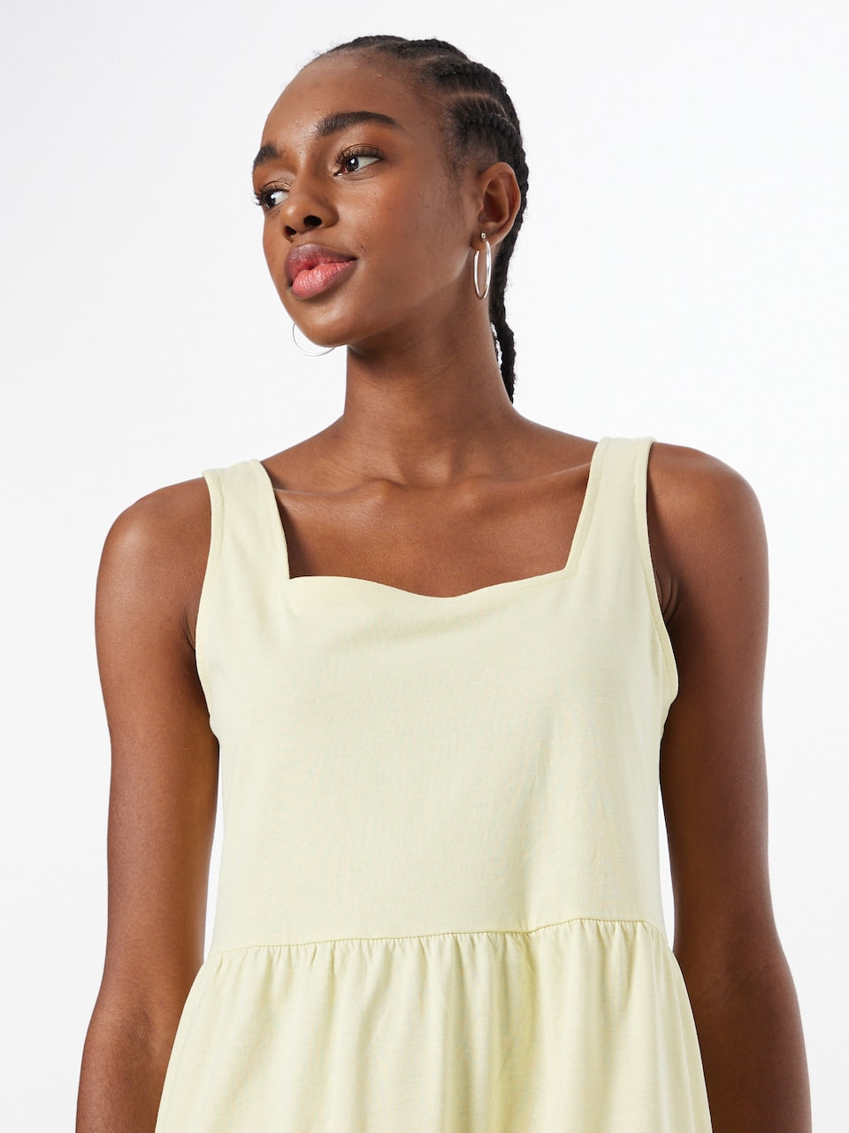 Vestido midi informal de verano con tirantes y diseño clásico