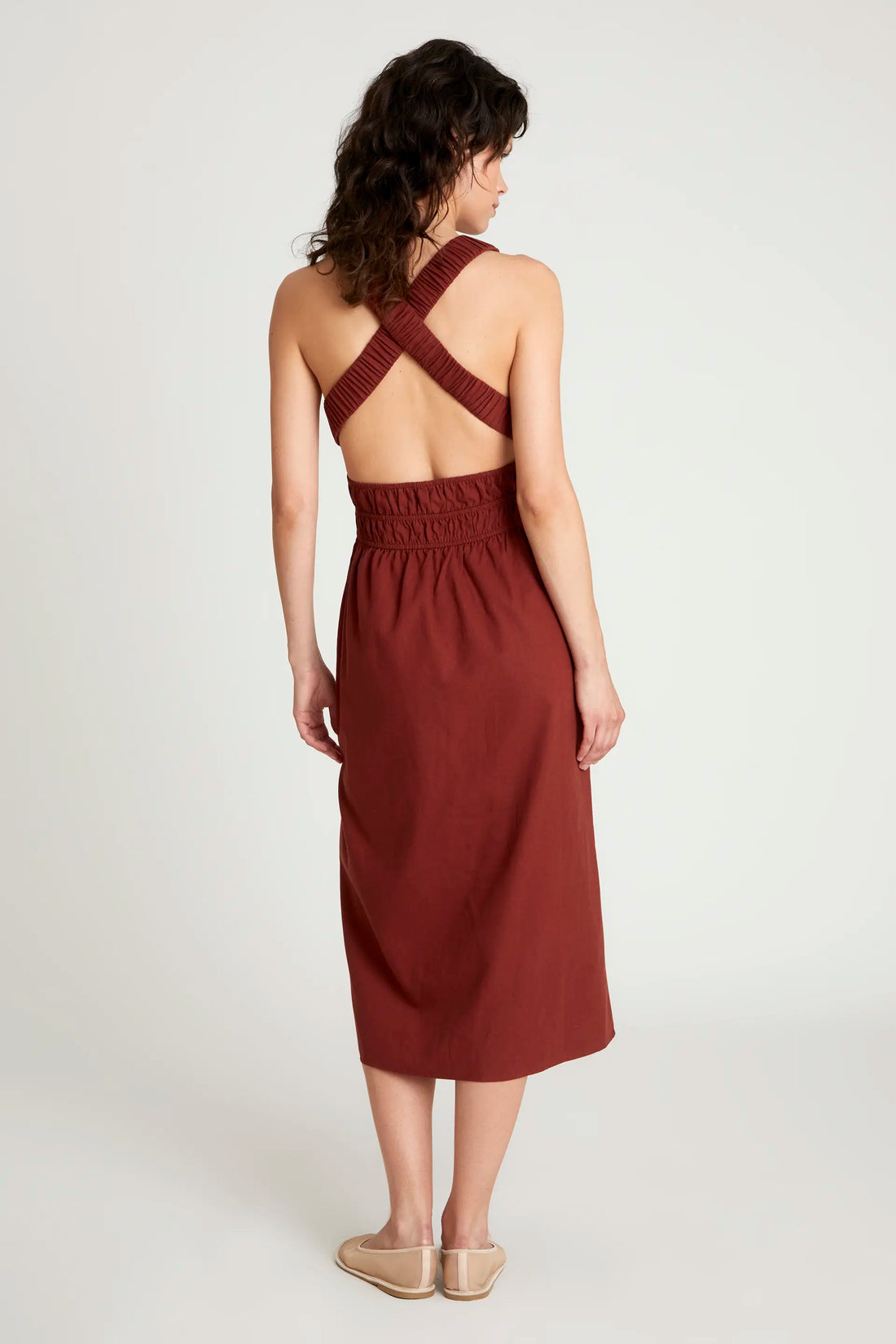 Vestido midi casual con espalda cruzada y estilo moderno