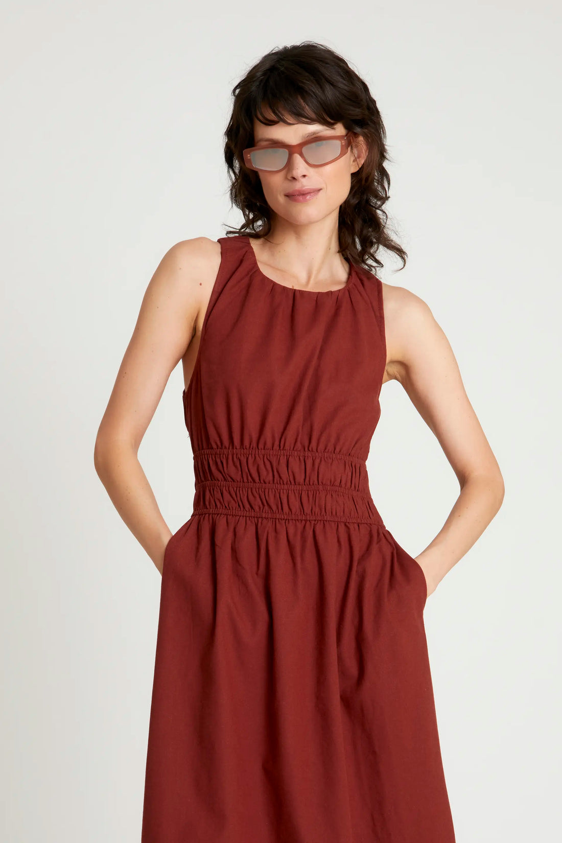Vestido midi casual con espalda cruzada y estilo moderno