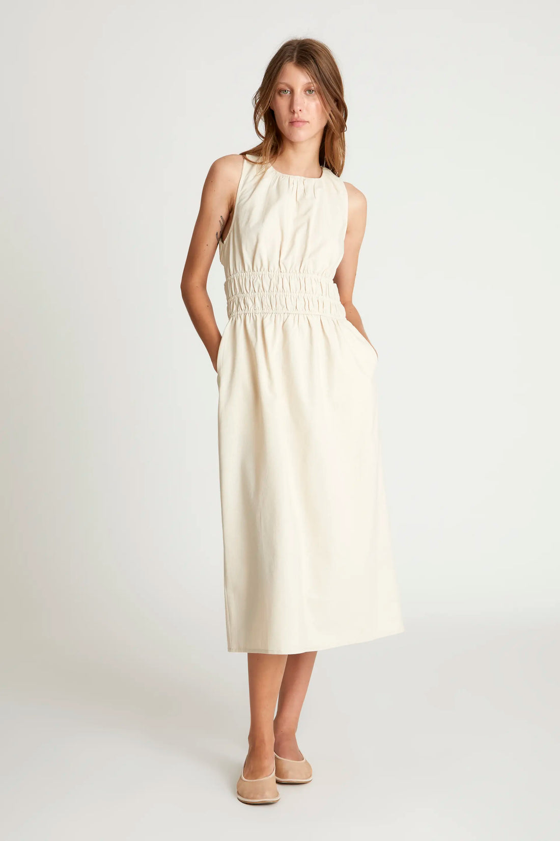 Vestido midi casual con espalda cruzada y estilo moderno