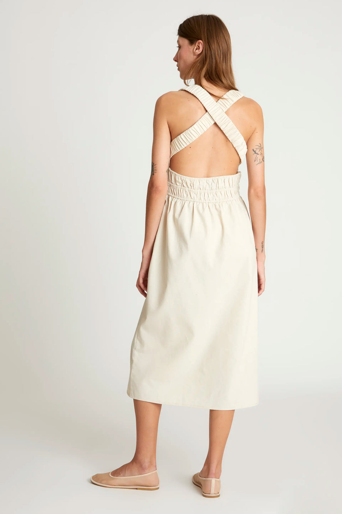 Vestido midi casual con espalda cruzada y estilo moderno