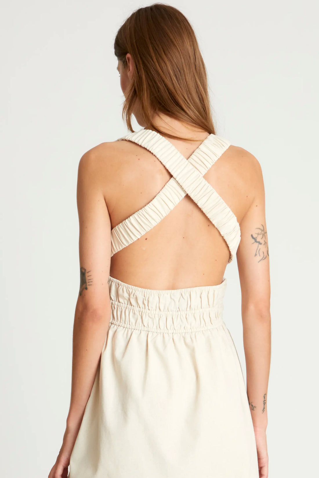 Vestido midi casual con espalda cruzada y estilo moderno