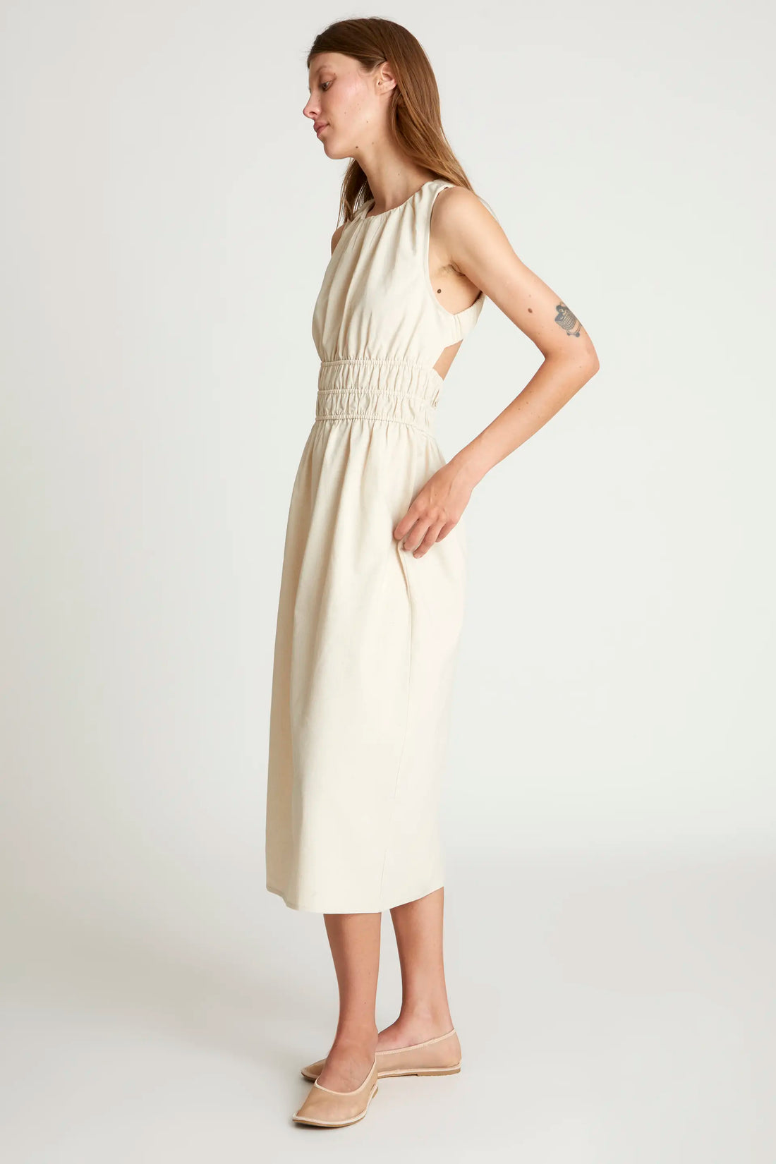 Vestido midi casual con espalda cruzada y estilo moderno