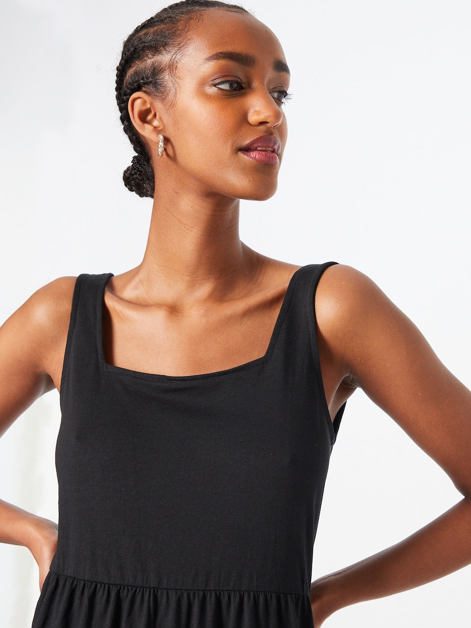 Vestido midi informal de verano con tirantes y diseño clásico