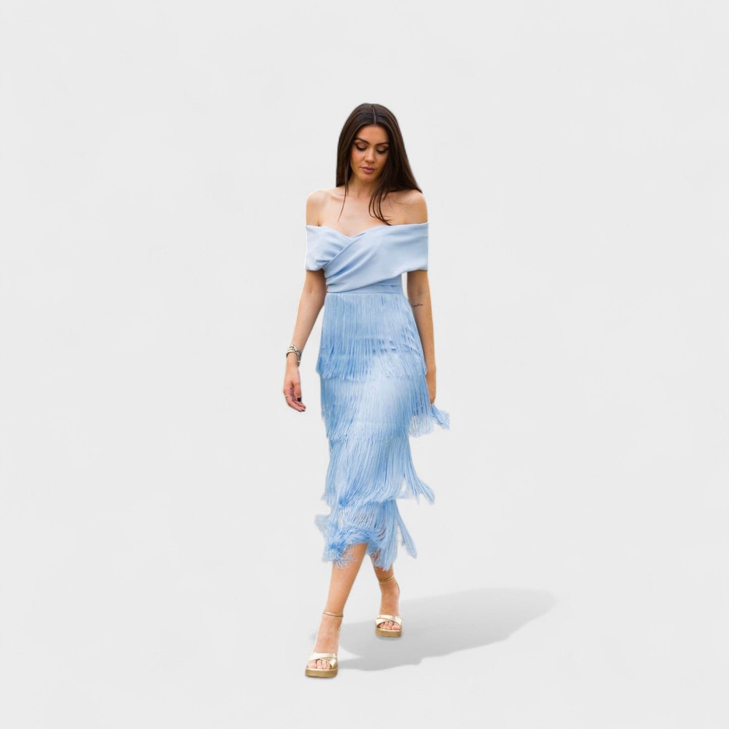 Azura – Vestido con flecos celestes y escote elegante