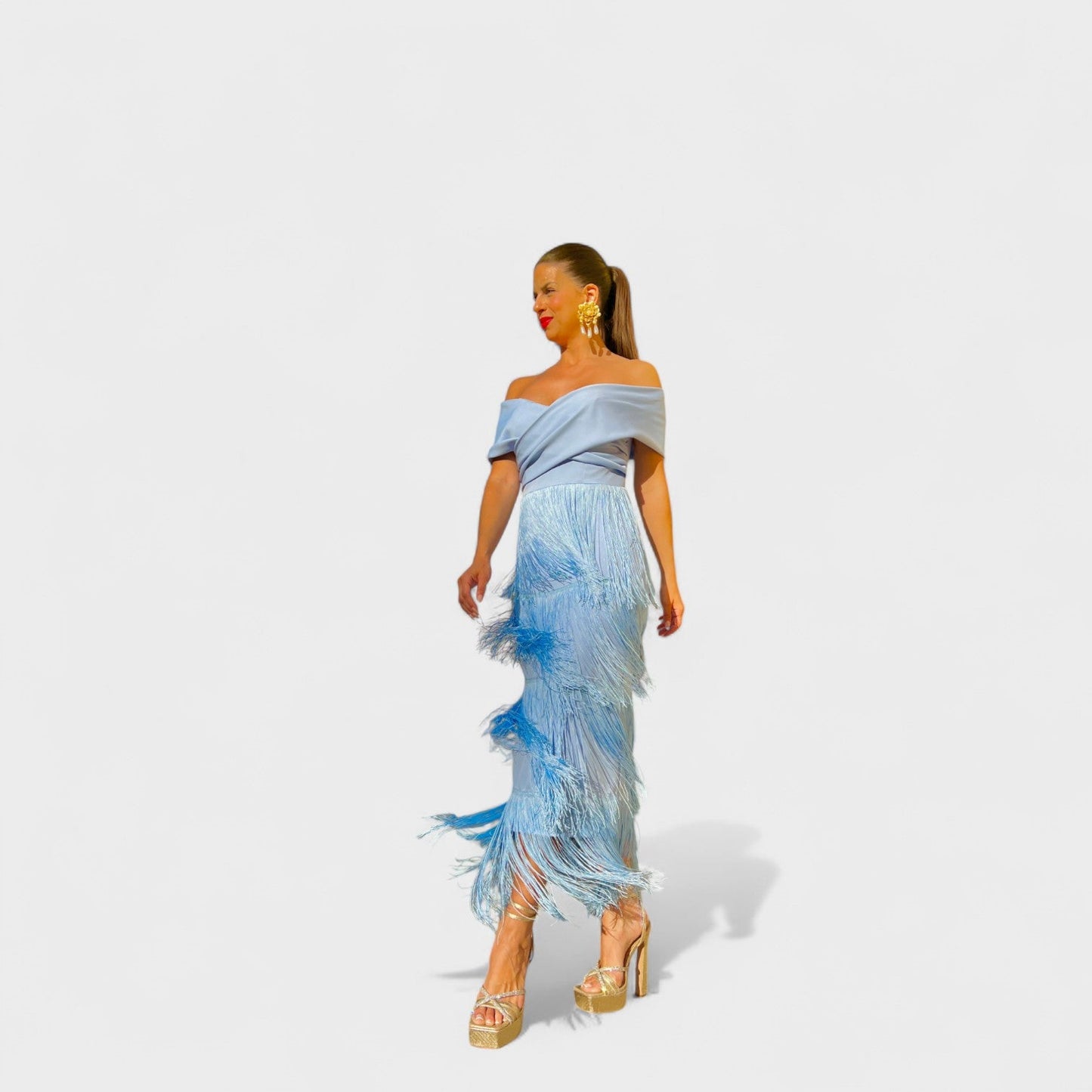 Azura – Vestido con flecos celestes y escote elegante