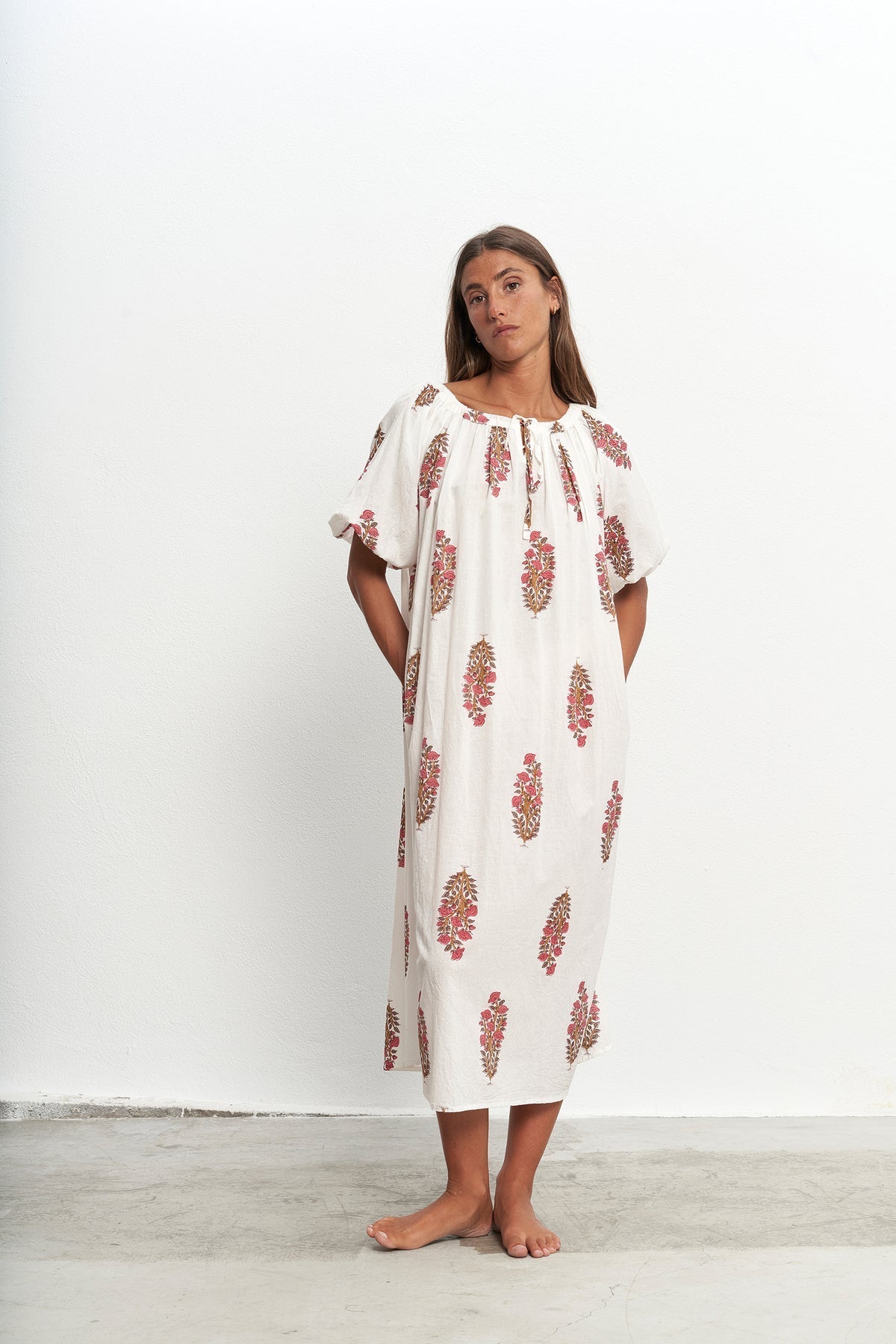 Vestido midi amplio con mangas cortas abullonadas y diseño elegante