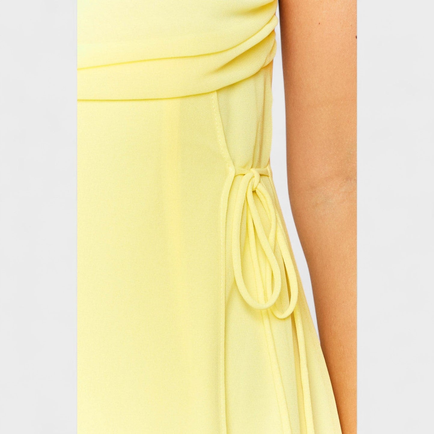 Flossie – Vestido Maxi Amarillo con Lazo Lateral
