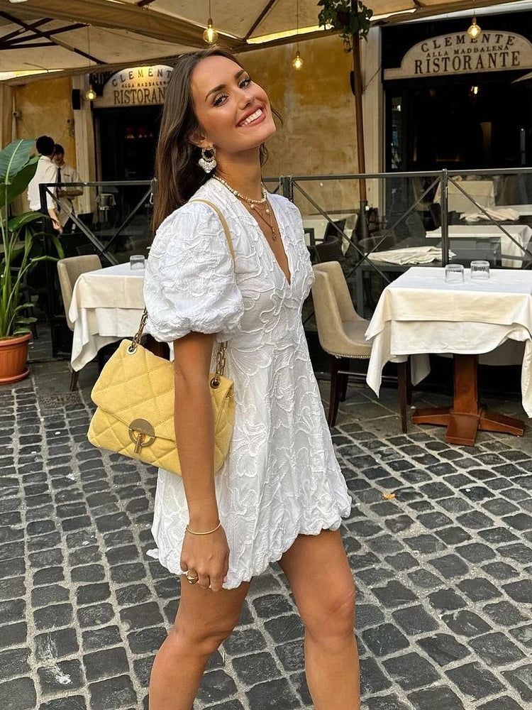 Vestido corto elegante con mangas abullonadas y detalles románticos