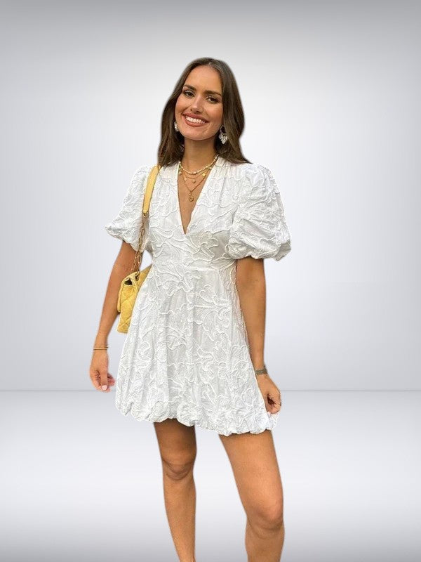 Vestido corto elegante con mangas abullonadas y detalles románticos
