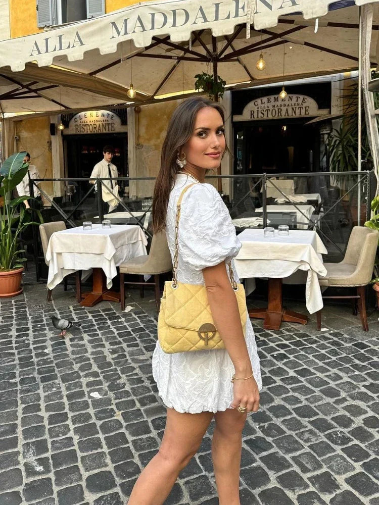 Vestido corto elegante con mangas abullonadas y detalles románticos