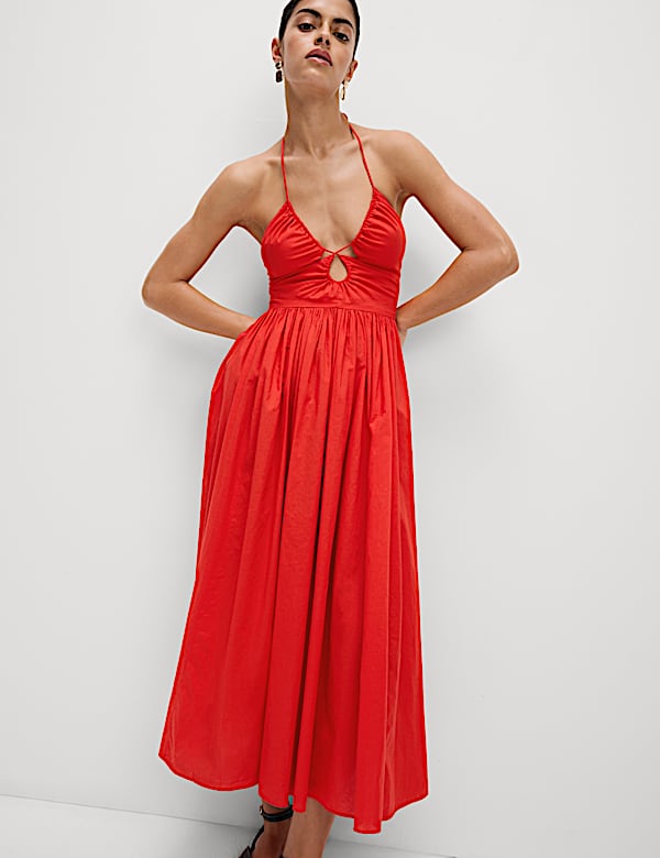 Vestido largo de playa con cuello halter y diseño veraniego elegante