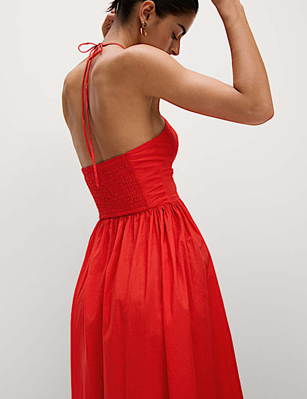 Vestido largo de playa con cuello halter y diseño veraniego elegante