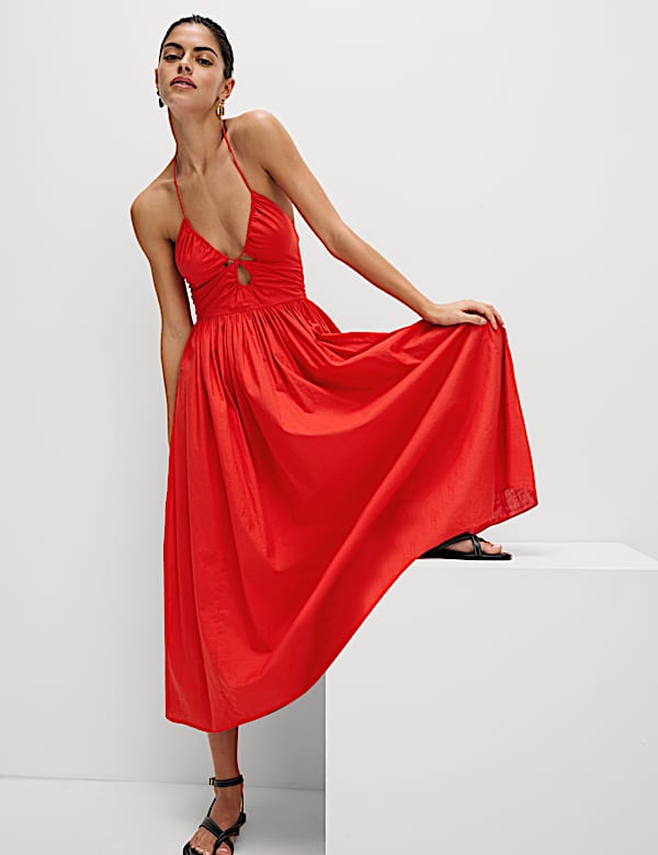 Vestido largo de playa con cuello halter y diseño veraniego elegante