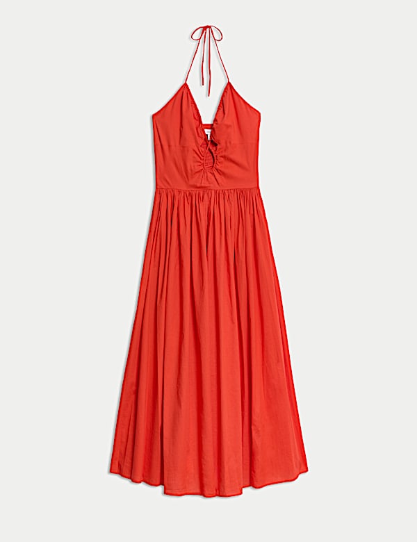 Vestido largo de playa con cuello halter y diseño veraniego elegante