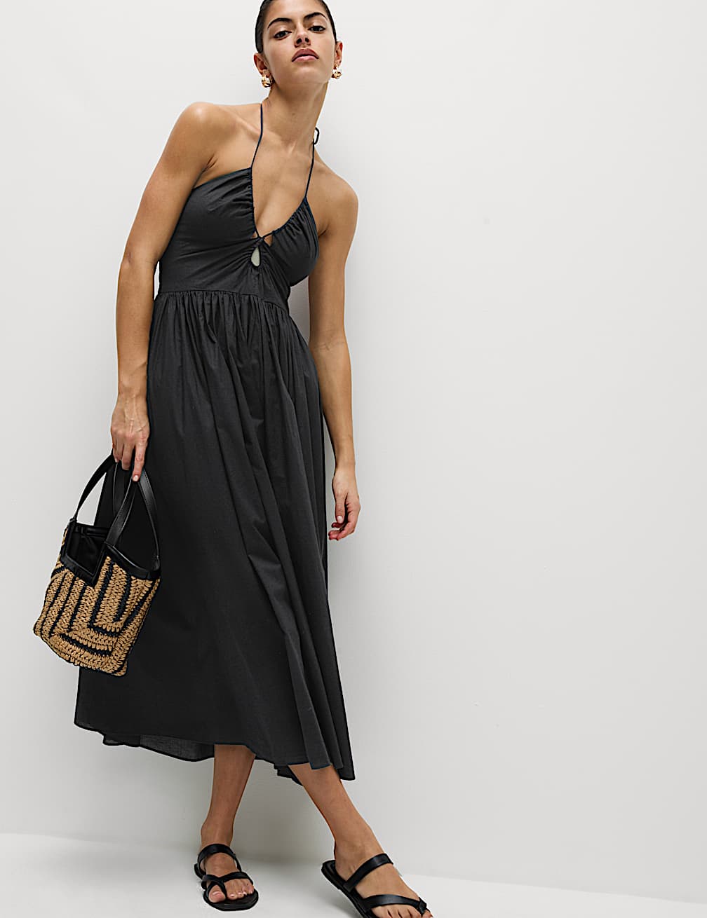Vestido largo de playa con cuello halter y diseño veraniego elegante