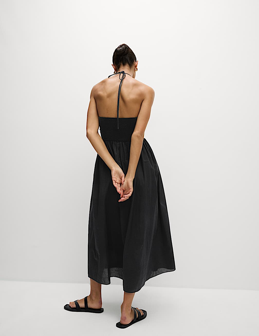 Vestido largo de playa con cuello halter y diseño veraniego elegante