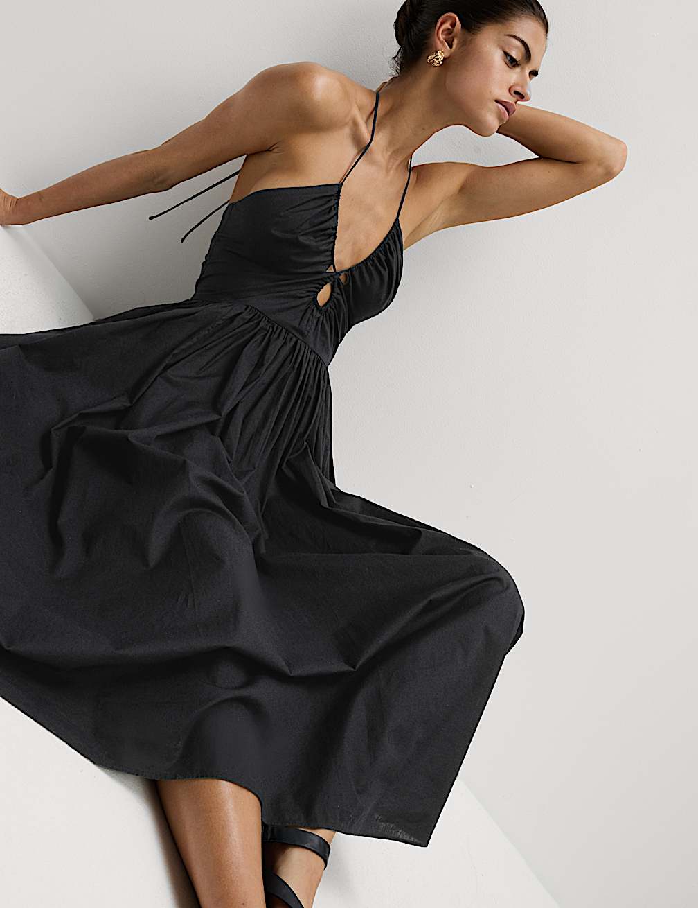 Vestido largo de playa con cuello halter y diseño veraniego elegante