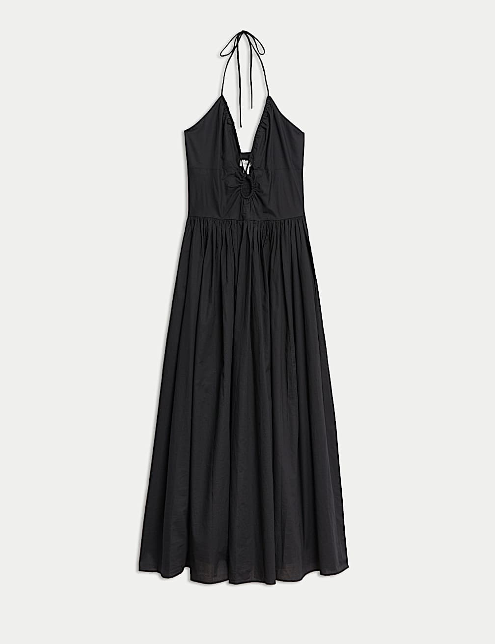 Vestido largo de playa con cuello halter y diseño veraniego elegante