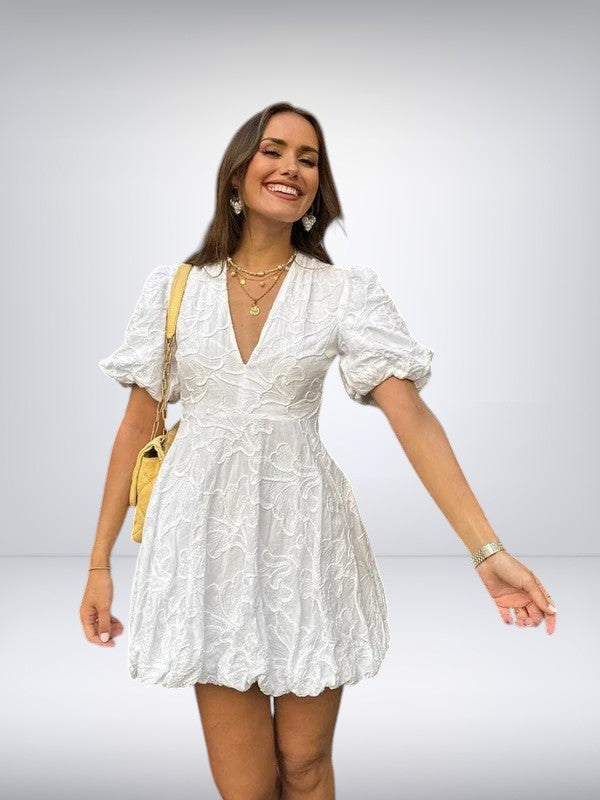 Vestido corto elegante con mangas abullonadas y detalles románticos