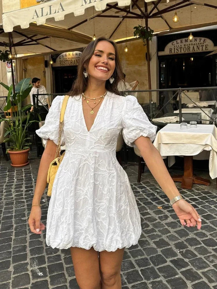 Vestido corto elegante con mangas abullonadas y detalles románticos