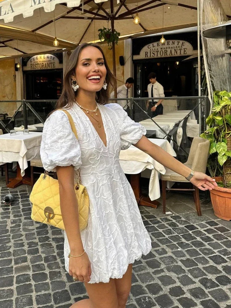 Vestido corto elegante con mangas abullonadas y detalles románticos
