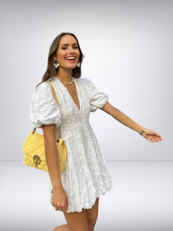 Vestido corto elegante con mangas abullonadas y detalles románticos