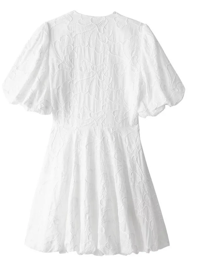 Vestido corto elegante con mangas abullonadas y detalles románticos