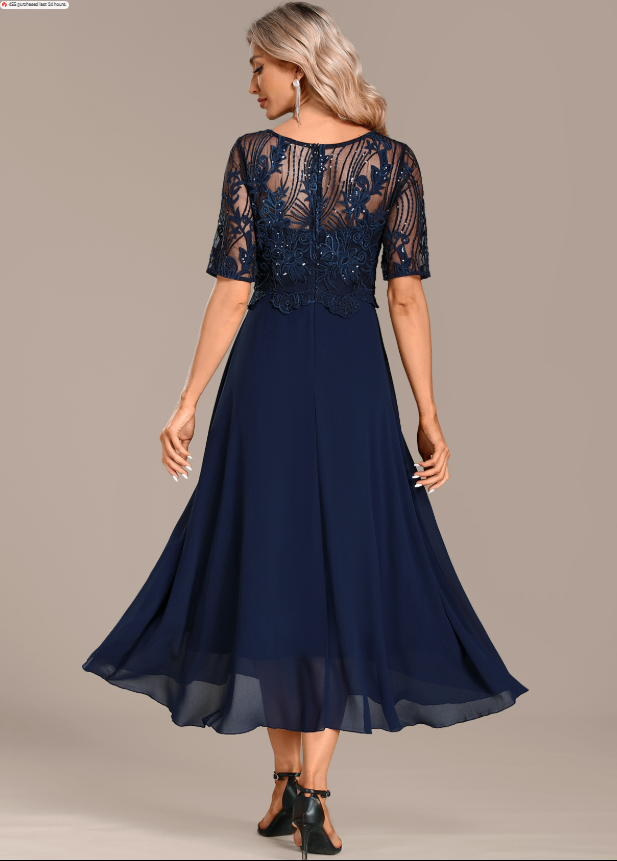 Vestido de encaje azul marino con mangas cortas y cuello redondo