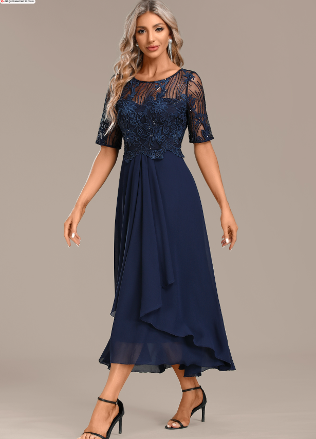Vestido de encaje azul marino con mangas cortas y cuello redondo