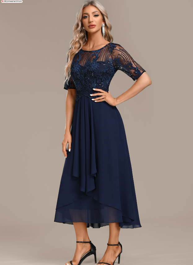 Vestido de encaje azul marino con mangas cortas y cuello redondo