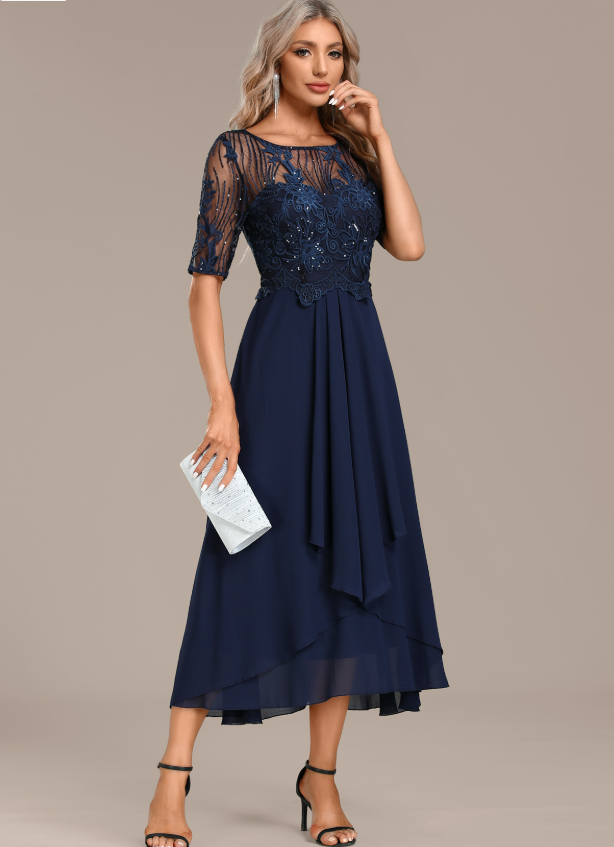 Vestido de encaje azul marino con mangas cortas y cuello redondo