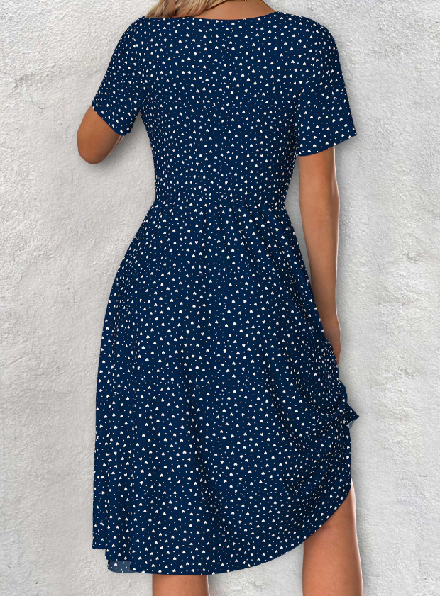 Vestido azul marino con mangas cortas, escote en V y estampado de lunares