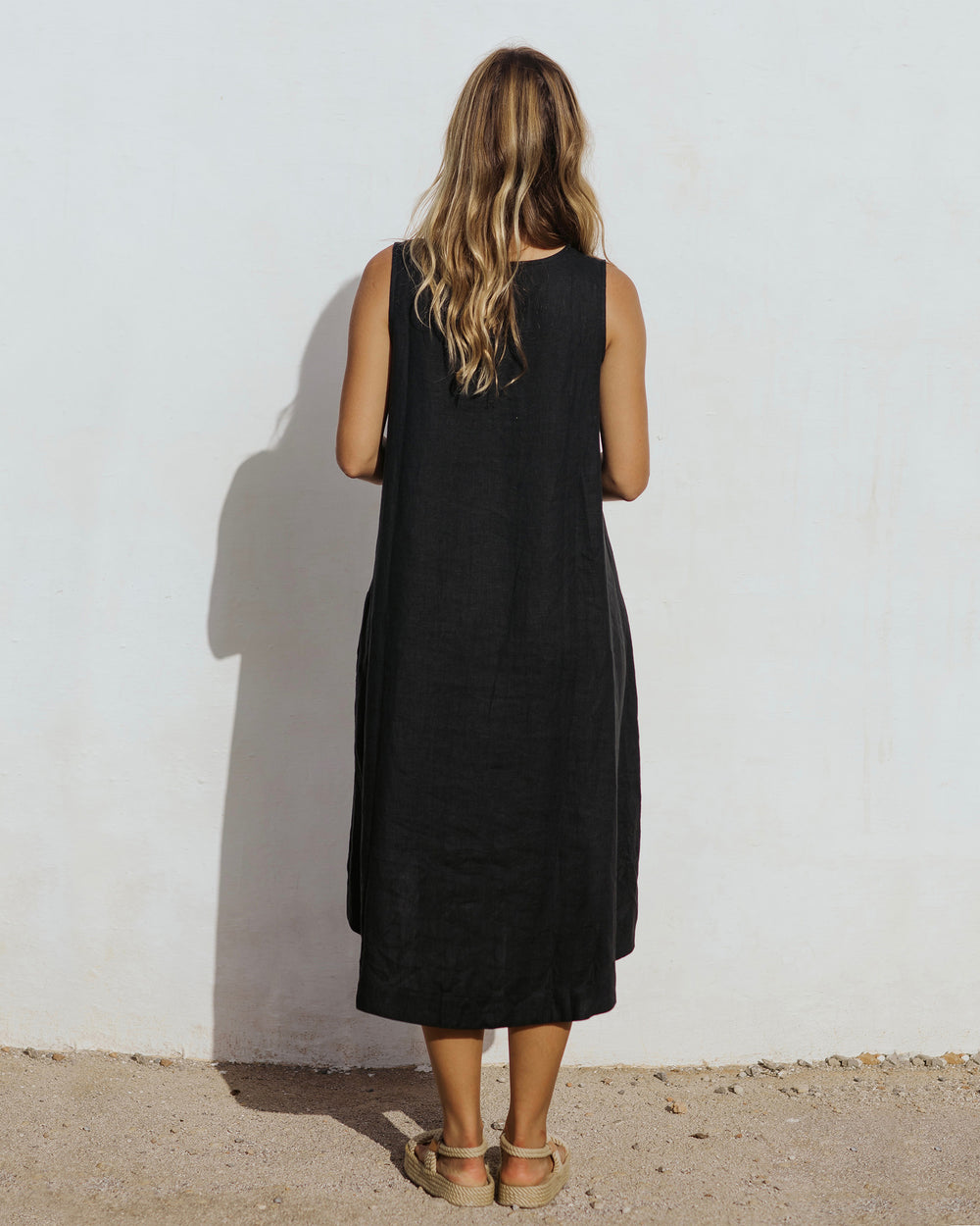 Vestido midi casual sin mangas con bajo asimétrico y estilo moderno