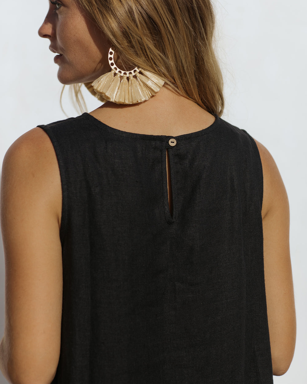 Vestido midi casual sin mangas con bajo asimétrico y estilo moderno
