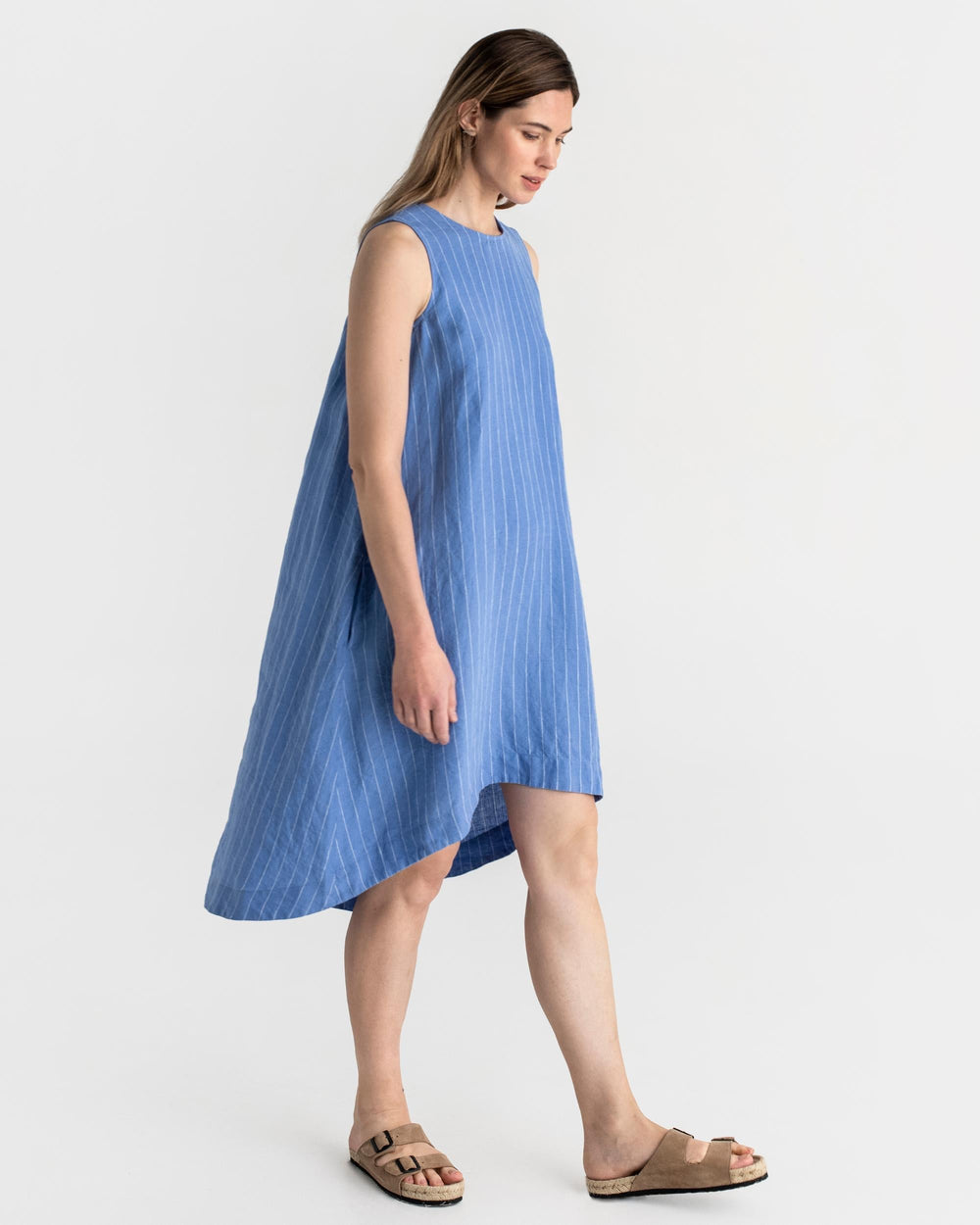 Vestido midi casual sin mangas con bajo asimétrico y estilo moderno