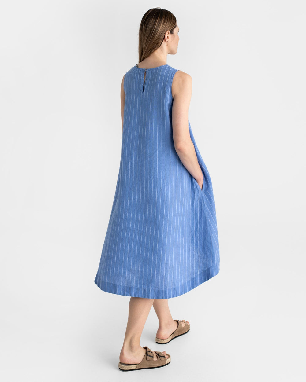 Vestido midi casual sin mangas con bajo asimétrico y estilo moderno