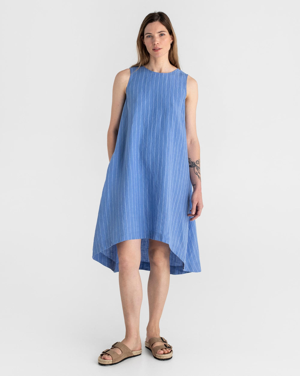Vestido midi casual sin mangas con bajo asimétrico y estilo moderno