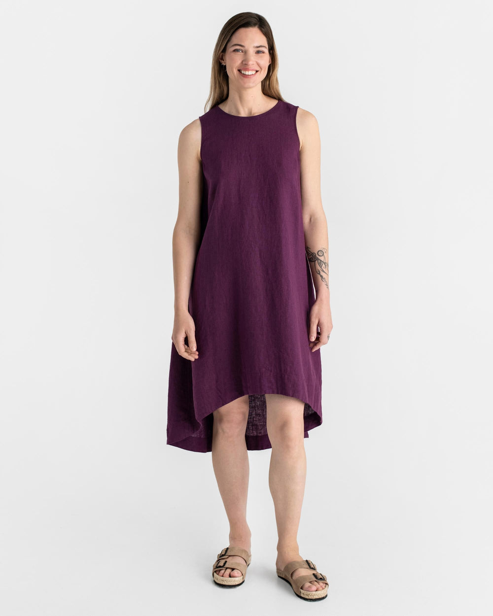 Vestido midi casual sin mangas con bajo asimétrico y estilo moderno