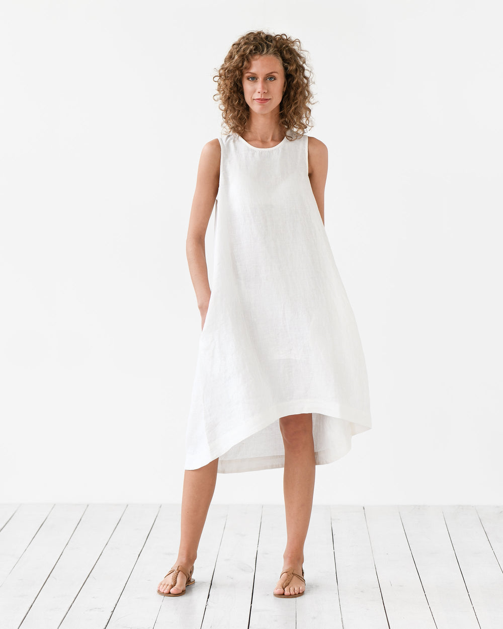 Vestido midi casual sin mangas con bajo asimétrico y estilo moderno