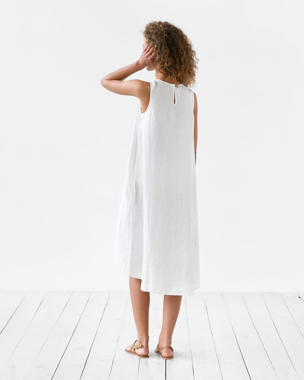 Vestido midi casual sin mangas con bajo asimétrico y estilo moderno
