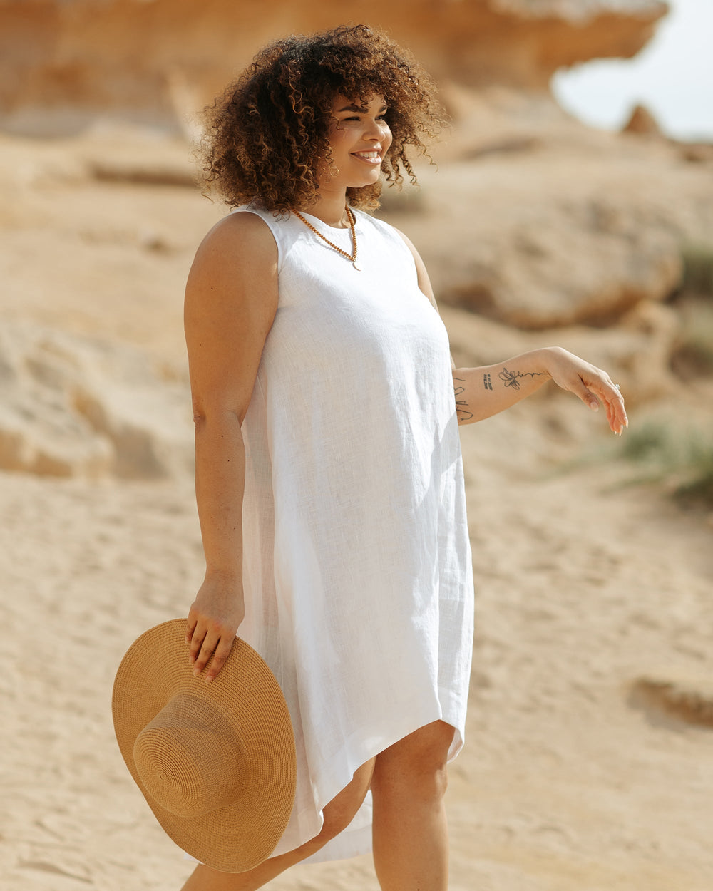 Vestido midi casual sin mangas con bajo asimétrico y estilo moderno